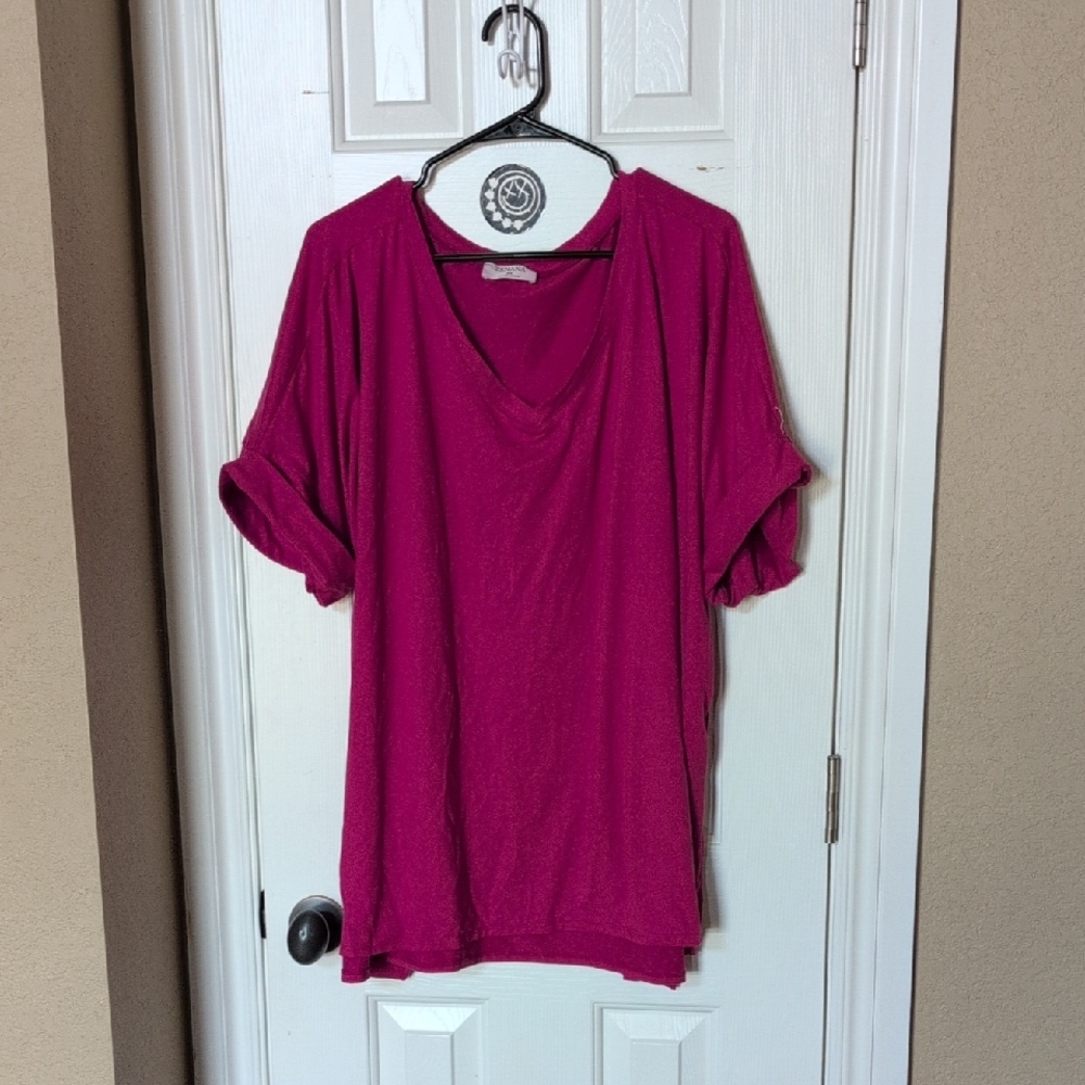 Relaxed V-Neck Short Sleeve Tee in Magenta